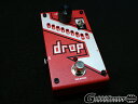 DigiTech Drop Drop(ドロップ)は、Whammy DTに搭載されているドロップ・チューン(ポリフォニック・ピッチ・トランスポージング・エフェクト)機能をコンパクト・エフェクターのサイズに取り出したドロップ・リチューニング・エフェクトで、ギター本体のチューニングを変更することなく、半音ステップで最大1オクターブ下までのダウン・チューニングを可能にします。 モーメンタリー・オン/オフ・スイッチを装備し、演奏中の1フレーズだけを瞬時にダウン・チューニングでプレイするなど、ギタリストのアイディア次第で無限の可能性を提供することのできるエフェクターです。主な特徴 9つのドロップ・エフェクト・セッティング 2通りのスイッチングを可能にするモーメンタリー・オン/オフ・スイッチを装備 トゥルー・バイパス・オペレーション ペダルボードの省スペース化にも貢献するコンパクト・デザイン 頑丈なスチール・シャーシー構造 PS0913DC専用パワーサプライ付属 ‐ Specifications ‐ 主な仕様 サンプリング周波数 44.1kHz 周波数特性 20Hz〜11kHz (エフェクト・オン時) S/N 比 -105dB 以上(A weighted) Ref = max level，22kHz bandwidth 歪率 0.004% @ 1kHz，ref = 1dBu w/ unity gain A/D/Aコンバージョン 24bit エフェクト・レンジ 1〜7 Semitone Down，1 Octave Down，1 Octave Down + Dry 入力タイプ 1/4インチ、アンバランス、モノラル 最大入力レベル +5dBu 入力インピーダンス 1kΩ (エフェクト・オン時)、True Bypass (エフェクト・オフ時) 出力タイプ 1/4インチ、アンバランス、モノラル 最大出力レベル +10dBu 出力インピーダンス 1kΩ(エフェクト・オン時)、True Bypass (エフェクト・オフ時) 消費電力 2.3W 消費電流 250mA以下 @ 9VDC 付属パワーサプライ(Harman PS0913DC-01) 定格 AC100V入力、DC9V出力、1300mA 極性 センター・マイナス コネクターサイズ 外径5.5mm 、内径2.1mm その他 サイズ 124 (L) × 76 (W) × 47 (H) mm 重量 163g (パワーサプライを除く)