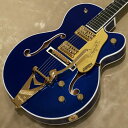 G6120TG Players Edition Nashville Hollow Body with String- Thru Bigsby and Gold Hardwareは、6120モでルの時代を超越したサウンドとスタイリングを維持しつつ、現代のプレイヤーのために新たに設計されたギターです。 プレイヤー志向の機能、ワイドでオープンなサウンド、快適なプレイアビリティが相まって、他に類を見ない演奏体験を実現します。 新開発のFT-67 Filter' TronTMハムバッカーは、Gretschの正統なヴィンテージヴォイシングを再現しつつ、現代のプレイスタイルに合わせてより洗練されたトーンを提供します。 このパワフルな2基のピックアップは、オープンでピュアなトップエンド、艶のあるミッドレンジ、力強いローエンドド、バランスの取れたハーモニクスを実現し、他の楽器とシームレスに調和するトーンを実現します。 Gretschの革新的な "M"ブレイシングは、2.5インチ厚のメイプルボディからスケール感のあるホロウボディサウンドを生み出します。 また、ブリッジとネックの独立したボリュームコントロール、3 ウェイピックアップスイッチング、No-Loadマスタートーンとマスターボリュームなどのコントロールにより、多彩なトーンバリエーションを実現します。 滑らかなヴィンテージトーンを実現する "Squeezebox" コンデンサーや、ボリュームを下げてもサウンドの透明感を損なわない新開発のトレブルブリード回路を搭載しています。 24.6インチ・スケールのメイプルネックには、エッジ処理を施した12インチラジアスエボニー指板と22本のミディアムジャンボフレットが配されており、スタンダードなUネックシェイプが快適な演奏を可能にします。 Bigsby B6GPビブラートテイルピースとAdjusto-MaticTMブリッジに加え、Graph Tech TUSQ XLナットを採用することで、チューニングの安定性を高めています。 Bigsbyテイルピースはストリングスルー仕様になっており、弦の交換が素早くできるだけでなく、振動の伝達向上によりサスティンを向上させます。 Orange Stainのグロスウレタンフィニッシュ、ゴールドGotoh®ロッキングチューナー、ゴールドGアローコントロールノブ、ホワイトバウンドネック、ボディ、Fホール、印象的なパーロイドNeo-ClassicTMサムネイルインレイ、ゴールドプレキシピックガードなど、Players Edition Nashvilleモデルならではの豪華な仕様を誇ります。 ハードケースが付属します。 ■Body Top Material: Laminated Maple ■Body Back Material: Laminated Maple ■Shape: Nashville ■Bracing: ML Style ■Binding: White with B/W/B Purfling ■Finish: Gloss Urethane ■Neck Material: Maple ■Neck Shape: Standard "U" ■Neck Finish: Gloss Urethane ■Scale: 24.6" (625 mm) ■Fingerboard Material: Ebony ■Radius: 12" (305 mm) ■Number of Frets: 22 ■Fret Size: Medium Jumbo ■String Nut: Graph Tech NuBone Tusq XL ■Nut Width: 1.6875" (42.86 mm) ■Position Inlays: Pearloid Neo-Classic™ Thumbnail ■Pick up Style: H/H ■Pick up Neck: FT-67 Filter’Tron™ ■Pick up Bridge: FT-67 Filter’Tron™ ■Controls：Volume 1. (Neck Pickup), Volume 2. (Bridge Pickup), Master Volume w/ Treble Bleed, Master Tone w/ No-Load Pot ■Pickup Switching: 3-Position Toggle: Position 1. Bridge Pickup, Position 2. Bridge and Neck Pickups, Position 3. Neck Pickup ■Tuner: Gotoh® Locking ■Bridge: Adjusto-Matic™ with Pinned Ebony Base ■Tailpiece: Bigsby® B6GP String-Thru ■Control Knobs: "G" Arrow ■Pickguard: Gold Plexi with Black Gretsch® Logo and Nashville Post Sign ■Color: Azure Metallic ■Weight: 約3.45kg ■Case: Hard Case ■Strings: Nickel Plated Steel (.011-.049 Gauges) ■Country of manufacture: Japan