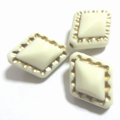 【50円均一】 アクリルビーズ * ダイアカット *約19×14mm（厚み約9mm ホール約1.5mm）* オフホワイト ゴールド *5個入り アクリル ビーズ 菱形