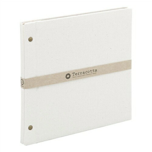 商品名Terracotta【テラコッタ】外ビス式フリーアルバム/デミ/ホワイト TER-DF-140-W 商品番号TER-DF-140-W 仕様本体サイズ：タテ240×ヨコ237×背巾18mm 表紙：布地表紙台紙：デミサイズ・プラコート台紙（クラフト）10枚 貼付け有効サイズ：タテ215×ヨコ190mm 本体重量：630g 透明袋入り JANコード4902205373872Terracotta【テラコッタ】とは“焼いた土”という意味を持ち“ぬくもり・親しみやすさ”をテーマに、 素材感のある布地表紙とクラフト台紙を使用した雑貨スタイルアルバムです。パーソナル・オフィス・店舗など幅広くお使い頂けるよう、シンプルなデザインに欧風カラーで仕上げました。 アンティークゴールドのビスがお洒落な外ビスタイプ。 写真 を貼り付ける「フリー台紙」の フォトアルバム。