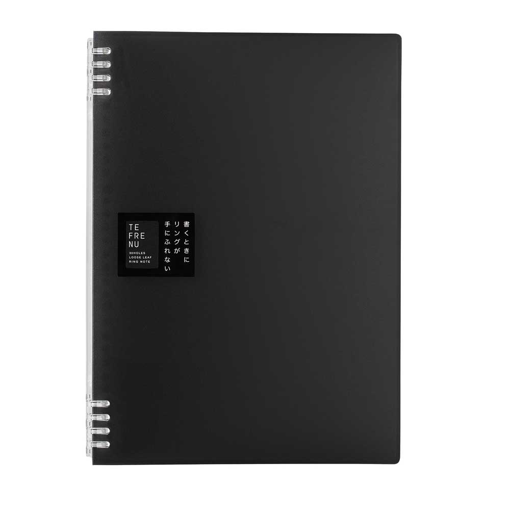 商品名 リングノート　テフレーヌ 黒 9856TTE-BK 商品番号 9856TTE-BK 仕様 ●外寸：約221（W)×304（H)×14（D)mm　●A4タテ型　●7mm横罫ルーズリーフ15枚付き　●最大収納枚数：30枚リングノート　テフレーヌ 黒 9856TTE-BK リングノート　テフレーヌ 黒 9856TTE-BK 書くときに邪魔にならないセパレートリングのノート。