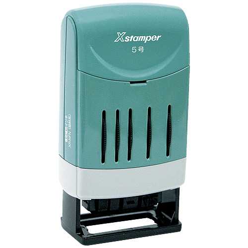 商品名 Xスタンパー回転日付印 4号XNDB-4/H-K 商品番号 XNDB-4/H-K 仕様 ■回転ゴム印■油性染料系インキ■規格：4号■サイズ：幅29×奥50×高92mm■インク色：黒■仕様：補充インキカートリッジ2本付■印面サイズ：3...