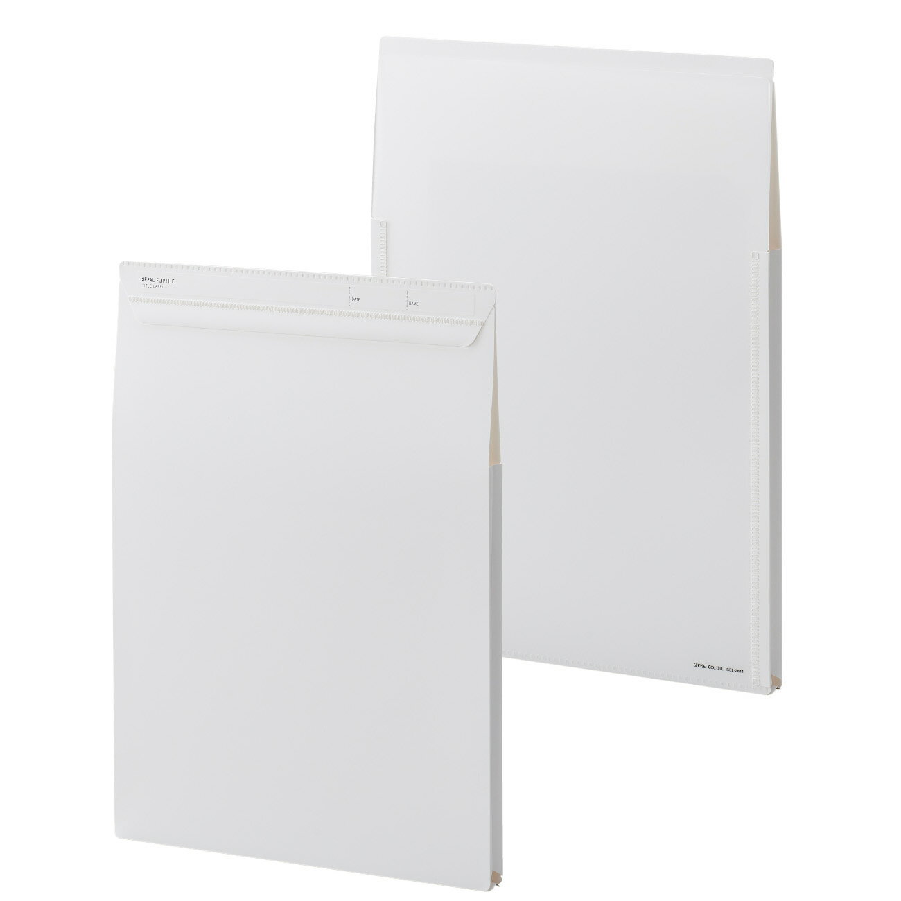 商品名 セパル フリップファイル A4 タテ ホワイト 商品番号 SEL-2811-70 仕様 ■本体サイズ：H329×W236×D12(最大マチ幅16)mm ■規格：A4サイズタテ型 ■収容可能サイズ：A4書類、クリアファイル対応 ■収容可能枚数：最大約100枚(背面ポケットは20枚迄収納可能) ■本体材質：再生PP ■見出しラベル材質：PP(防水仕様)反らすだけで簡単オープン！プリント整理や持ち歩きに便利なフタ付きファイル。 ●反らすだけで開くフタ付ファイル。握力や引っ張る力を必要とせず、誰でも感覚的に開閉できるフラップ機能付き。書類の落下を防ぎます。 ●間口が大きく開いて書類の出し入れがスムーズ。書類に応じて、見せる・見せないをポケットで仕分けられる2ポケット構造。 ●書類を最大約100枚収容でき、A4クリアファイルも収容可能。 ●必要に応じてマチ幅が広がり、無駄なく省スペースに収納ができます。 ●水に強い見出しラベル付き。市販の収納ボックスと合わせて使うと見出しが見やすく更にスッキリまとまります。 ●本体は手触りが良く傷がつきにくいエンボス仕様。汚れや水に強い再生PP素材を使用。 ●仕事や家庭で使いやすい、シンプルなデザインと優しい色合い(テンダーカラー)。