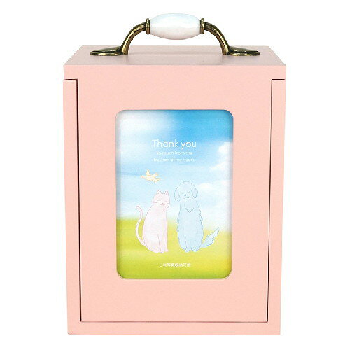 商品名 ペット仏壇BOX1519 ピンク 商品番号 PBDBX-1519-PK 仕様 ■外寸：150 x 220 x 150mm（オーナメント部分含む） ■内寸：[フォトフレーム内寸] 89 x 127mm ■窓寸：[フォトフレーム窓寸] 80 x 120mm ■有効内寸：[ボックス内寸] 131 x 171 x131mm ■重量：1,100g ■パッケージ：キャラメル箱（白段ボール） ■対応サイズ：L判 ■柄：無地 ■本体：木製（オーナメント：真鍮、樹脂） ■面材：樹脂 スティックスタンド付 縦のみ・置きのみペット仏壇BOX1519 ピンク ペット仏壇BOX1519 ピンク 前面がスライド式の扉兼フォトフレームのペット仏壇です。
