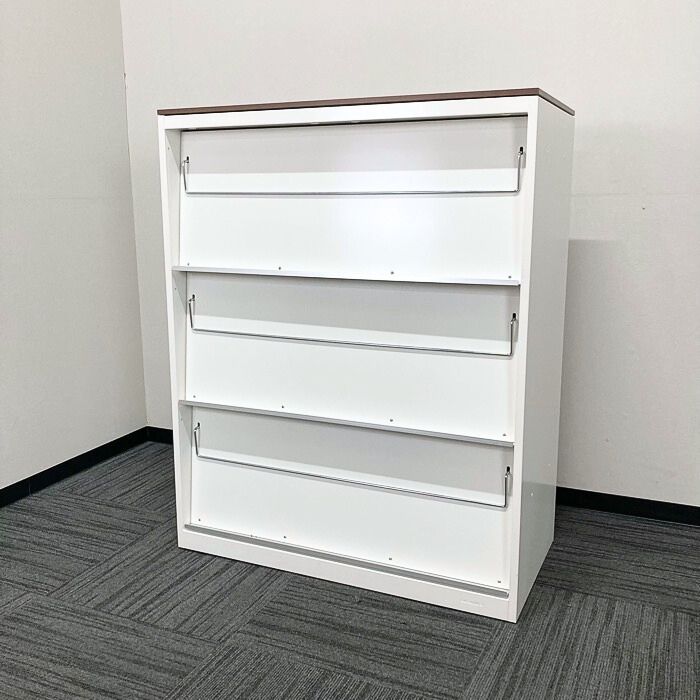 オフィスエイド福屋楽天市場店の【法人様宛限定商品】オカムラ レクトラインシリーズ 雑誌架 4B83ZZ ZA75 W900×D450×H1120 天板：ネオウッドミディアム/本体：ネオホワイト 2020年製 中古 書架 パンフレット架 オフィスキャビネット｜アングル2
