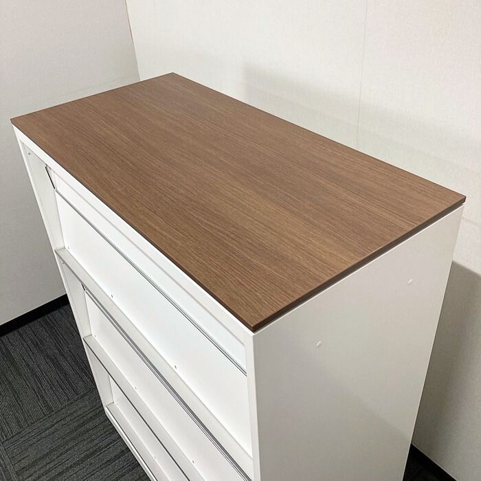 オフィスエイド福屋楽天市場店の【法人様宛限定商品】オカムラ レクトラインシリーズ 雑誌架 4B83ZZ ZA75 W900×D450×H1120 天板：ネオウッドミディアム/本体：ネオホワイト 2020年製 中古 書架 パンフレット架 オフィスキャビネット｜アングル3