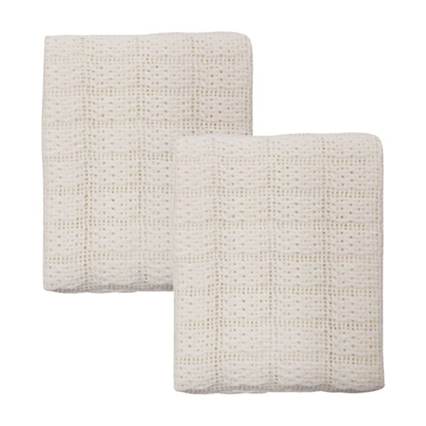 商品名 コクーンモイスチュア ボディタオル 内容量 2枚 特徴 ピュアセリシン加工でお肌に優しくツルスベ肌。 綿100％のパイル編み(立体編み)。汚れをしっかり絡め取ります。 材質 綿100%（オーガニックコットン） サイズ 95×24cm 配送方法 宅配便（送料無料）　代金引換不可※沖縄・離島 お届け不可 キーワード：ボディタオル | 綿100% | パイル編 | 立体編 | 泡立ち | やさしい | ピュアセリシン加工 | 乾燥 | ピュアセリシン | コモエース | セーレン 【 comoace シリーズ 】ヘアもボディも繭のチカラでうるおいへ導く。使うほどにうるおいを引き出してみずみずしく潤す 繭のうるおいで素肌をやさしく包みこむ