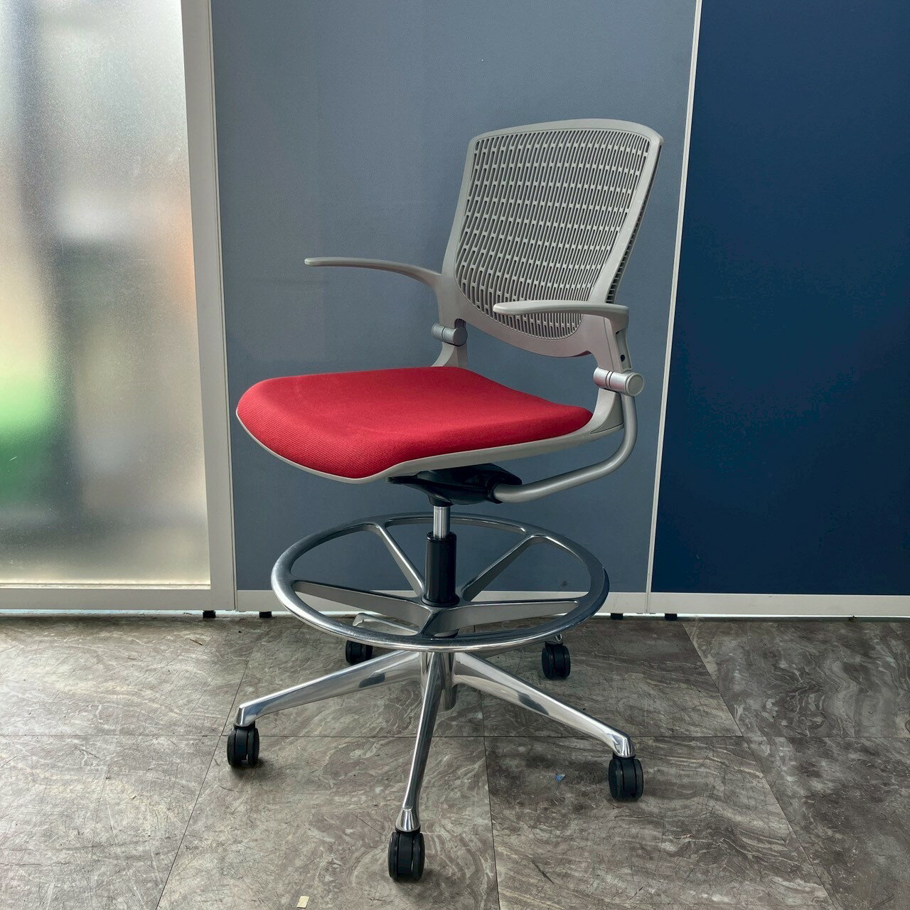 Rakuten - 【中古】オカムラ okamura ハイチェア Grata 8142UA-FBA9 オフィスチェア 赤色 レッド 肘付き リング付き 作業椅子