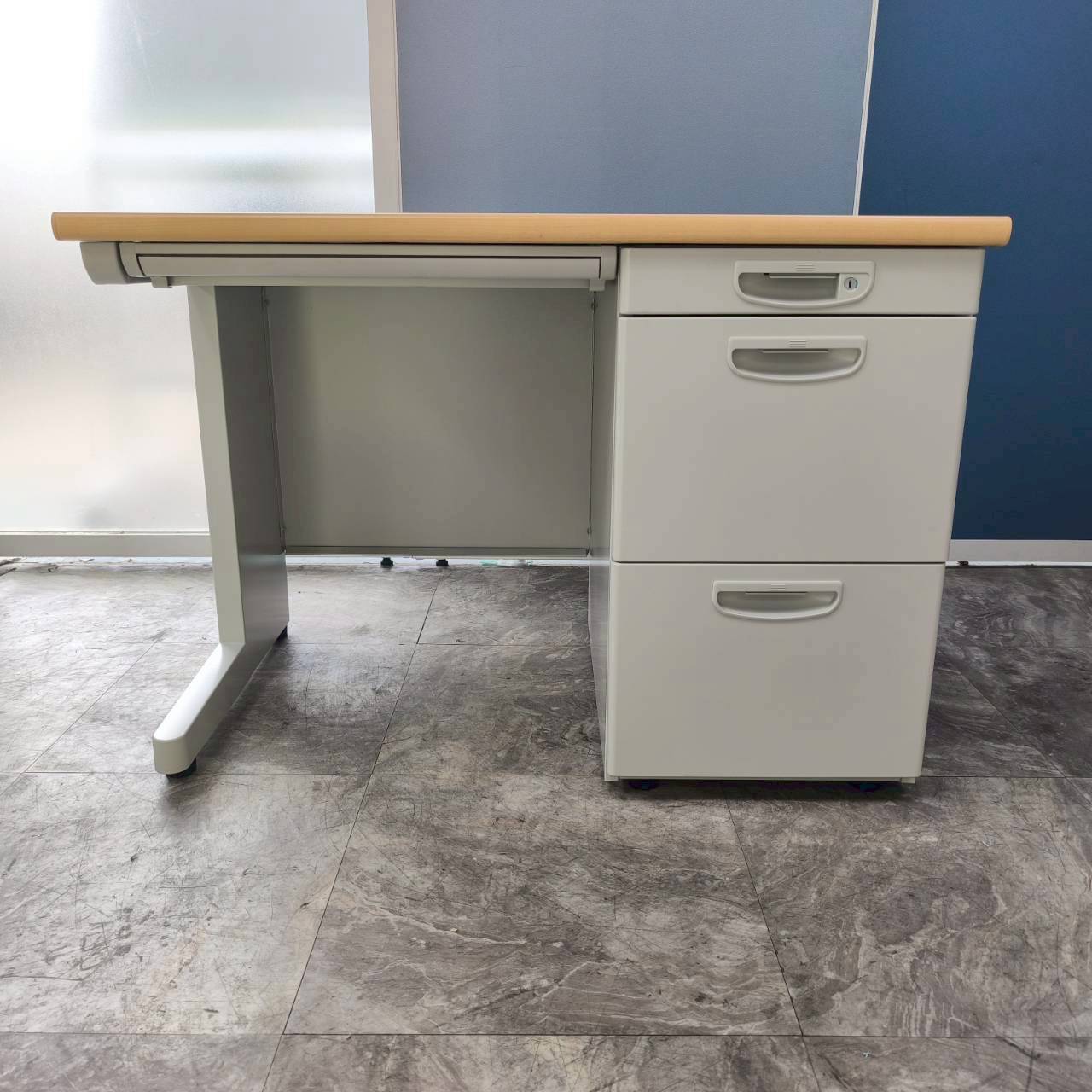 【中古】ナイキ 片袖デスク オフィス机 事務机 オフィスデスク ナチュラル グレー W1000/D700/H700 NET..