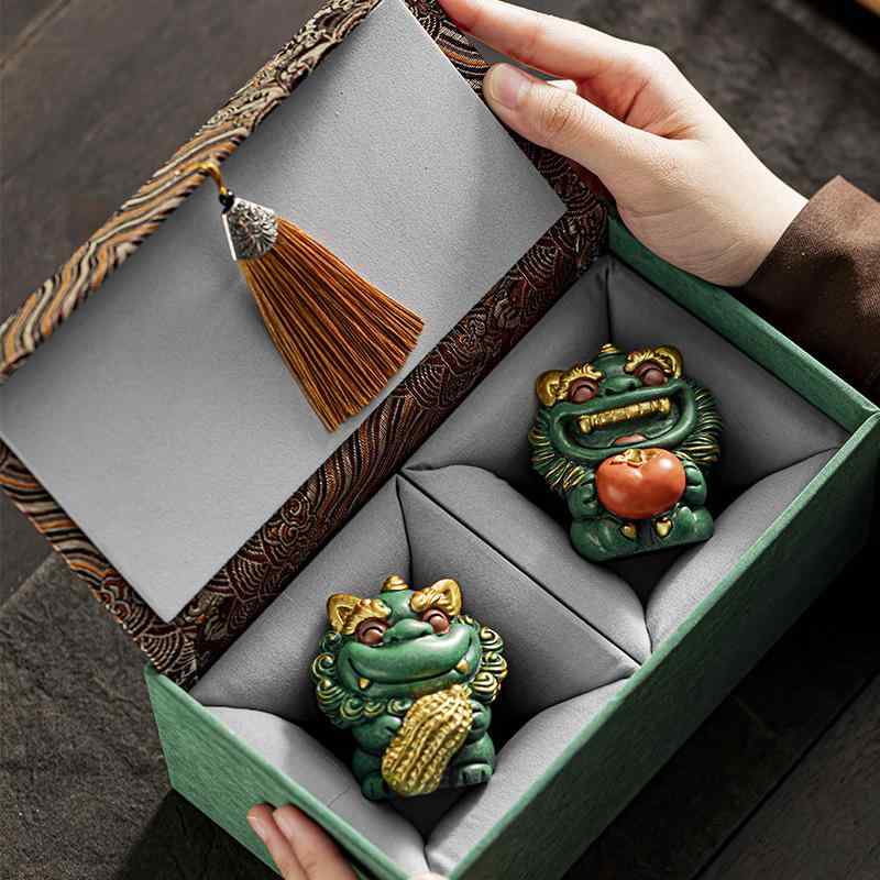 置物 招福 石獅子 一対 ペア 開運 縁起物 癒し 幸運アイテム 天然レジン製 樹脂工芸品 アジアン モダン デザイン 飾り物 オブジェ インテリア 玄関 リビング 書斎