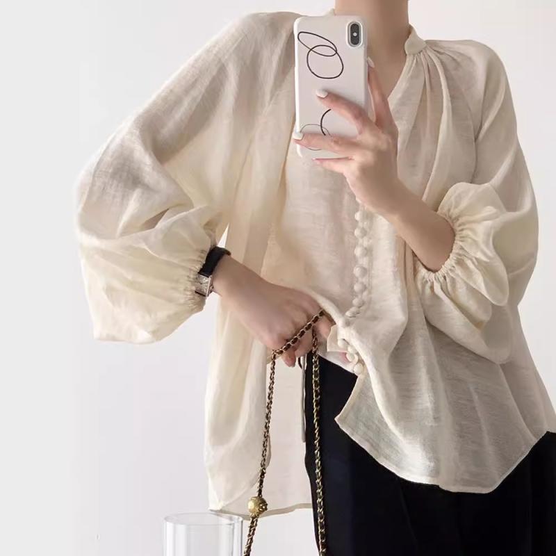 シャツ レディース 初秋 Vネックリボンタイ パフスリーブ九分袖 シアー素材 くるみボタン デザイン ゆったり きれいめ ポリエステル アイボリー