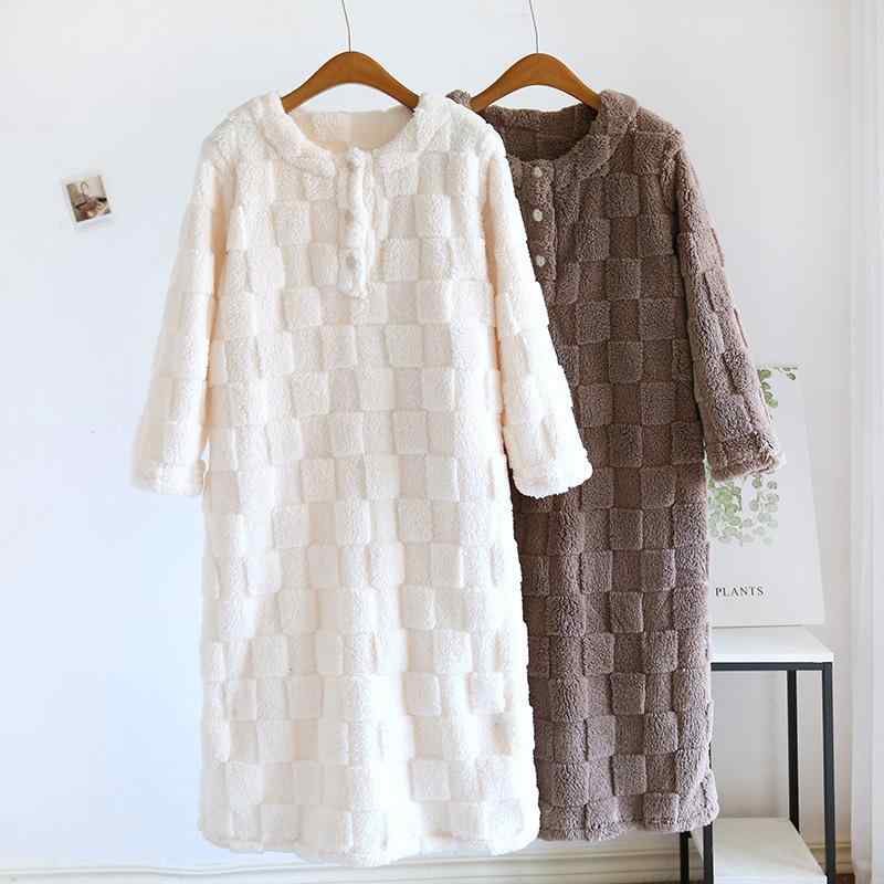 ・主な素材: ポリエステル 90%～95%・生地の厚さ: 厚手 (251-300g/m²)・機能: リラックス、通気性、睡眠、入浴、部屋着、保温、快適・対象: 若年女性・カラー展開: オフホワイト、ブラウン・サイズ展開: M、L、XL・スタイル: シンプルカジュアル・ネックライン: クルーネック