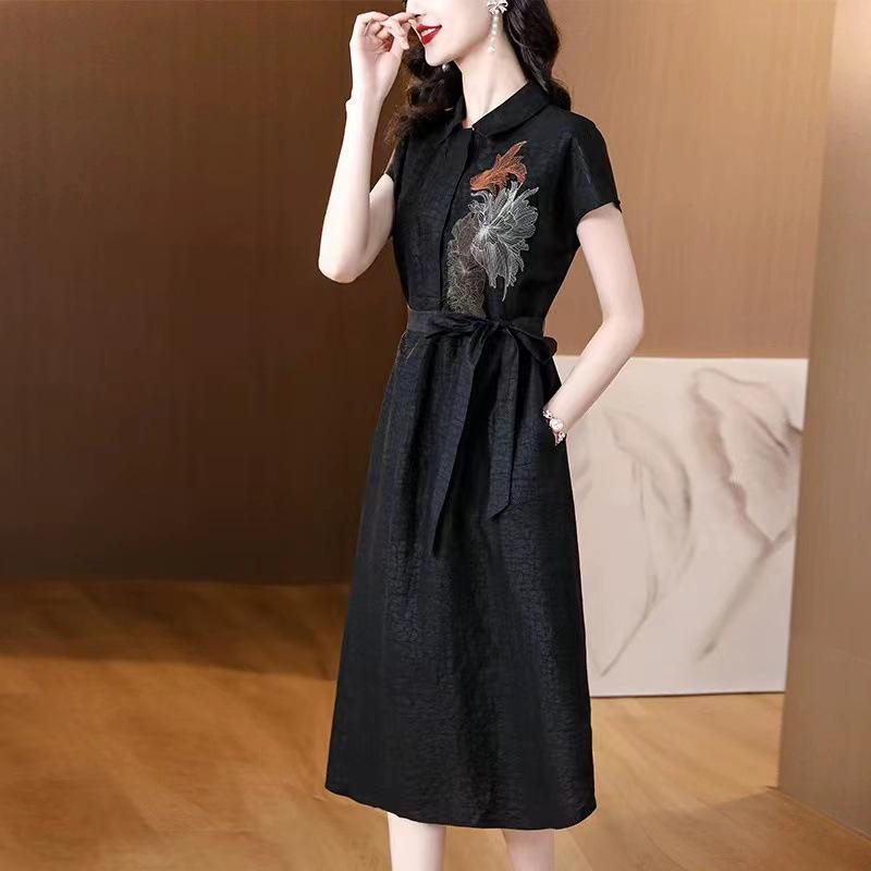 ワンピース レディース ママ シャツ襟 ウエストマーク 刺繍 ベルト付き 春夏 エレガント きれいめ スタイルアップ 細見え 光沢感 フレア Aライン 通勤 お出かけ ポリエステル 伸縮性 ブラック