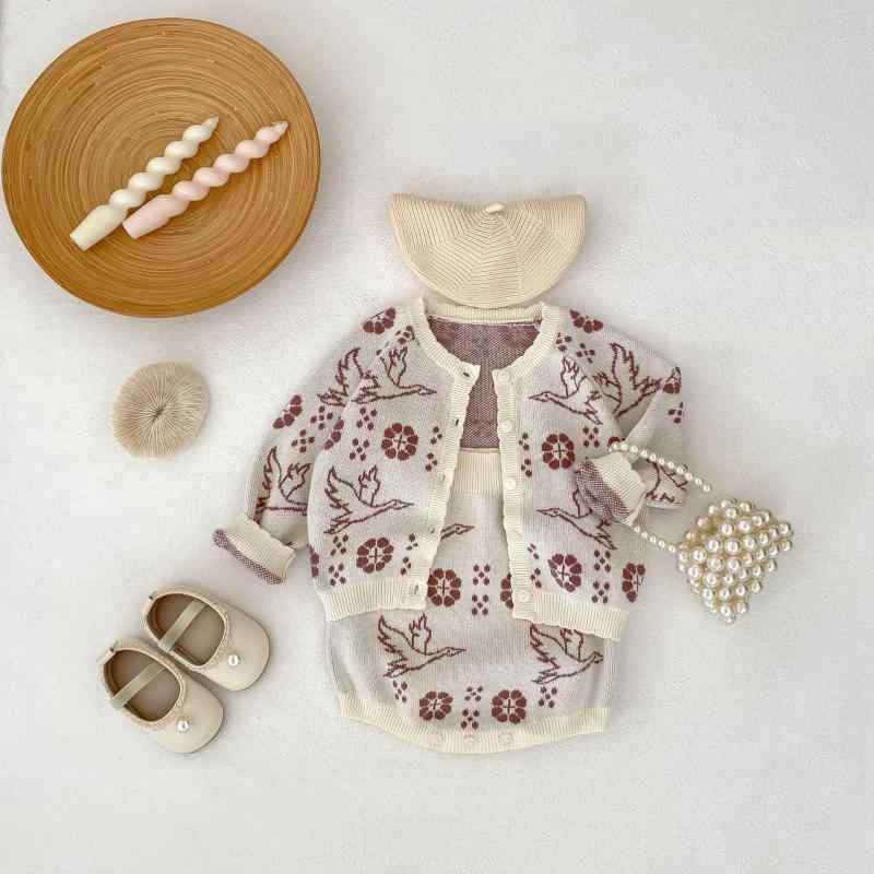 ベビー キッズ 男女兼用 鶴柄 ジャガード織り ニット ラウンドネック カーディガン 羽織り サロペット ロンパース 2点セット 韓国子供服 秋冬 暖かい コットン100% アイボリー