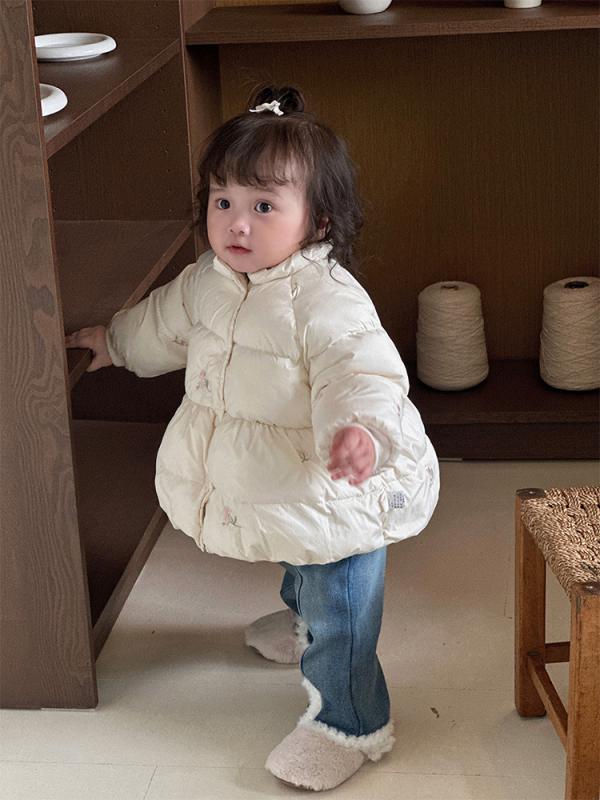 ・適用性別: 女性・スタイル: 韓国版・対象年齢: 乳幼児(1~3歳, 80~100cm)・生地の加工: 柔らかい加工・詰め物: ポリエステル繊維・フード: なし・厚さ: 厚手・柄: 無地, 花柄・実写画像: モデルあり・要素: セットアップ, かわいい・AQL検査基準: 2.5・生地名称: 化学繊維混紡・主な生地の成分: ポリエステル繊維・主な生地の成分含有量: 100%・裏地の成分: ポリエステル繊維・裏地の成分含有量: 94%・安全レベル: A・留め具のタイプ: シングルブレスト・襟のタイプ: ハイネック・インナータイプ: ポリエステル繊維インナー・カラー: ベージュ(ジャケット裏起毛), ブルー(ジーンズ裏起毛)・対応身長: 73cm, 80cm, 90cm, 100cm・製品カテゴリ: 子供用綿入りジャケット