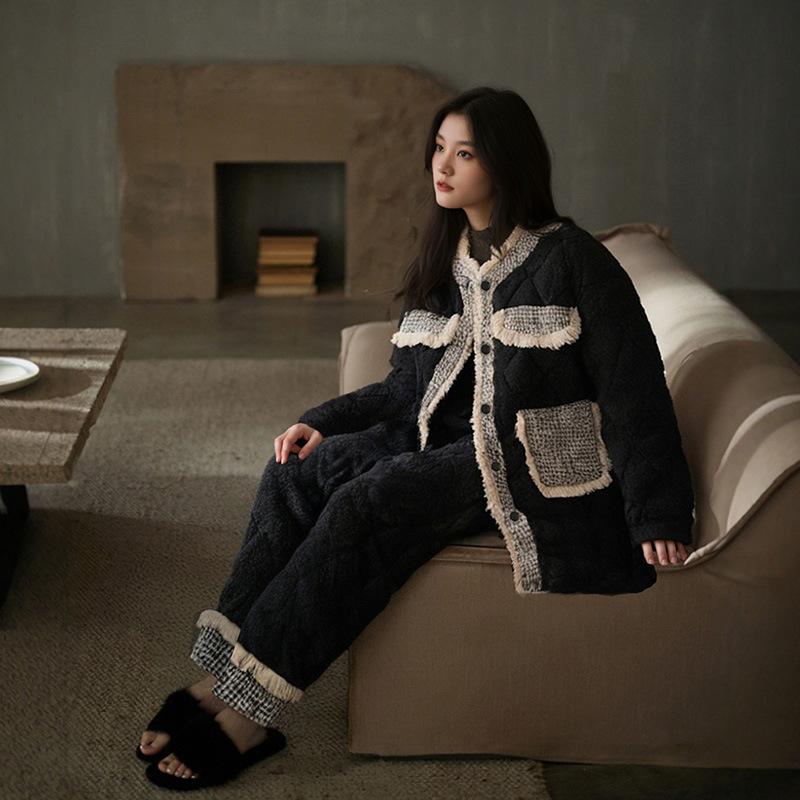 ・カテゴリ: セットアップ ・素材: 珊瑚绒 ・スタイル: セットアップ ・主な素材: ポリエステル ・厚さ: 厚手 ・生地の厚さ: 超厚手(約401-500g/平方メートル) ・ネックライン: Vネック ・袖丈: 長袖 ・パンツ丈: ロングパンツ ・機能: リラックス, 睡眠, 入浴, ホームウェア, 保温, 快適, 外出可能 ・対象: 若い女性 ・シーン: アウトドア, ホーム, ホテル ・カラー: 19735女-锁温三层夹棉 ・サイズ: M, L, XL, 2XL, 3XL ・主な素材の含有量: 100% ・スタイル: シンプル、カジュアル