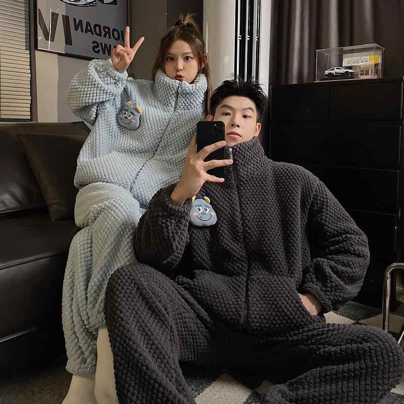 ・カテゴリ: セットアップ・生地名: ローズフリース・デザイン: カーディガン・主な素材: ポリエステル100%・生地の厚み: 厚手 (約251-300g/平米)・ネックライン: スタンドカラー・袖丈: 長袖・パンツ丈: ロング丈・機能: リラックス、睡眠、バスタイム、部屋着、保温、快適、外出対応・着用シーン: アウトドア、部屋着・サイズ展開: 女性用M、女性用L、女性用XL、女性用XXL、男性用L、男性用XL、男性用XXL、男性用XXXL・スタイル: シンプルカジュアル