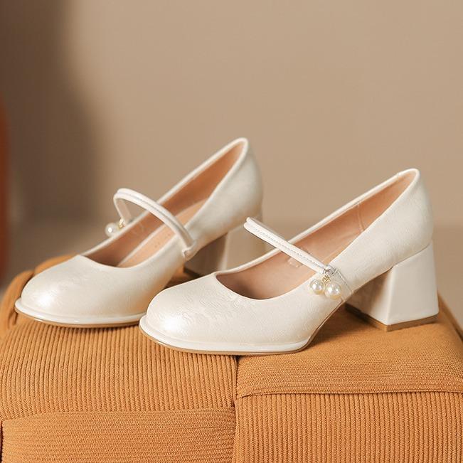 ・カテゴリ: パンプス・スタイル: カレッジ、カジュアル・性別: レディース・対象年齢層: 大人・デザイン特徴: 金属、配色、チャンキーヒール、バックル、厚底、スクエアバックル・柄: ストライプ・カラー展開: オフホワイト、ブラック、ピンク・サイズ展開: 34, 35, 36, 37, 38, 39, 40・トゥ形状: ラウンドトゥ・ヒール形状: チャンキーヒール・ヒール高さ: 6～8cm・履き口高さ: ローカット・開口部の深さ: ミドル（7～11cm）・履き方: スリッポン・底付け製法: 接着