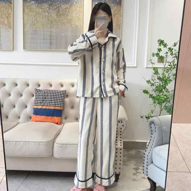 ・カテゴリ: セットアップ ・素材: フランネル ・主な素材: ポリエステル90-95% ・厚さ: 厚手(約251-300g/平方メートル) ・襟の形: 襟付き ・袖丈: 長袖 ・パンツ丈: 長ズボン ・機能: リラックス, 睡眠, ホームウェア, 保温, 快適 ・対象: ホームウェア ・カラー: フランネルブルーストライプ, フランネルオフホワイトストライプ ・サイズ: XS, S, M, L, XL ・スタイル: シンプルカジュアル