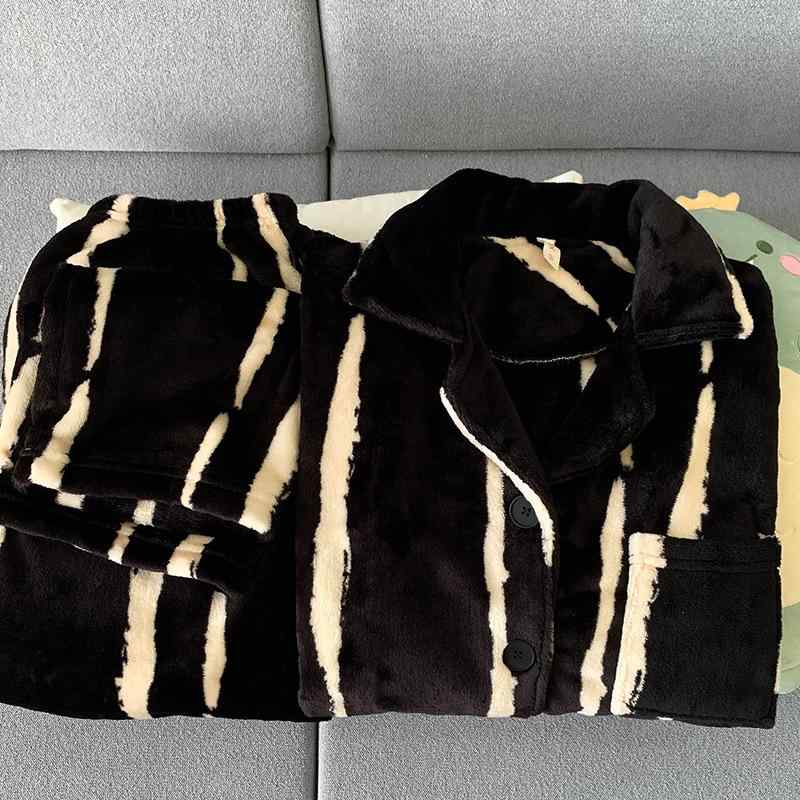 ・カテゴリ: パジャマ・スタイル: セットアップ・生地: フランネル・主な素材: ポリエステル90～95%・厚さ: 厚手（約201～250g/m²）・ネックライン: テーラードカラー・袖丈: 長袖・丈: 長ズボン・機能: 保温性・対象: 10代女性・シーン: 部屋着・テイスト: シンプルカジュアル・カラー展開: 不規則ストライプ、グリーンストライプ（バズ・ライトイヤー）、ブルーストライプ（スティッチ）、ミッキーマウス柄、黒猫柄、牛柄（ポチャッコ）、耳付きクマ、ハローキティ、英字柄、油絵風パンダ、幾何学柄（しんちゃん）、水墨ストライプ、炭団キャラクター、ホワイト（スティッチ）、ホワイト（しんちゃん）、チャコールグレー（スティッチ）、アニマル星雲、小花柄、犬柄、フロックベア、69ベア・サイズ展開: M、L、XL、2XL