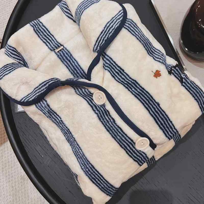 ・カテゴリ: ルームウェア・生地: フランネル・タイプ: セットアップ・主な素材: ポリエステル100%・厚さ: 厚手 (251-300g/m²)・ネックライン: Vネック・袖丈: 長袖・ボトム丈: フルレングス・機能: 快適、リラックス・対象: 若年層女性・シーン: アウトドア、室内・カラー展開: オフホワイト、ダークブルー・サイズ展開: XS、S、L・スタイル: 上質感