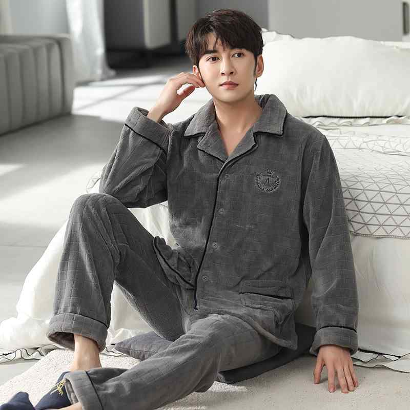 ・カテゴリ: セットアップ ・素材: フランネル ・主な生地の組成: ポリエステル100% ・厚さ: 厚手 ・生地の厚さ: 約330g/平方メートル ・襟の形: 襟付き ・袖丈: 長袖 ・パンツ丈: 長ズボン ・機能: リラックス, 睡眠, 沐浴, ホームウェア, 保温, 快適, 外出可能 ・対象: メンズ ・適用場所: アウトドア, 家庭, ホテル, 結婚式の写真館 ・カラー: コーヒー, グレー ・サイズ: L, XL, 2XL ・スタイル: シンプル、カジュアル