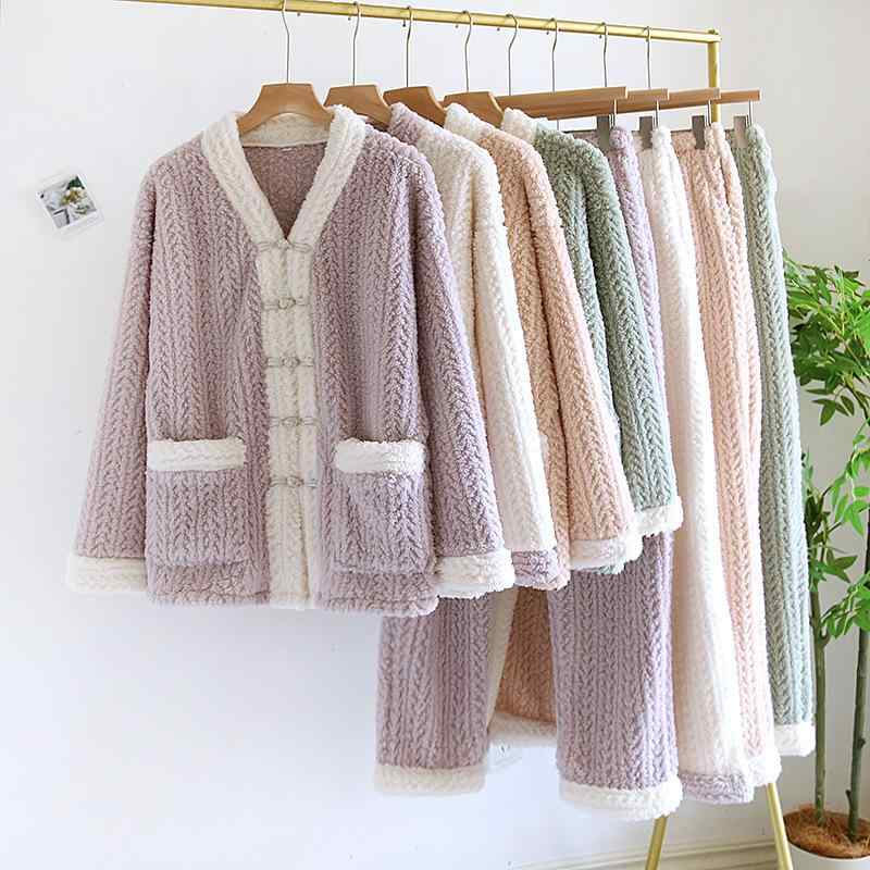 ・カテゴリ: セットアップ・生地: フランネル・スタイル: セットアップ・主な生地の組成: ポリエステル繊維（ポリエステル）・厚さ: 厚地・生地の厚さ: 厚手 (約251-300g/平方メートル)・襟のタイプ: Vネック・袖丈: 長袖・パンツ丈: 長ズボン・機能: 部屋着、保温、快適・対象者: 若い女性・適用シーン: 部屋着・カラー: ピンク, オフホワイト, 紫, 緑・サイズ: M, L, XL・主な生地の組成含有量: 95%-100%・スタイル: シンプルカジュアル