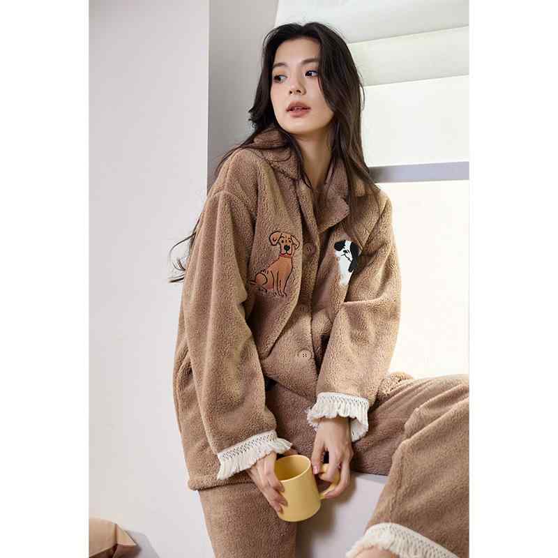 ・カテゴリ: セットアップ・素材: サンゴフリース・主な素材: ポリエステル100%・厚み: 超厚手 (約301-350g/m²)・襟元: ターンカラー・袖丈: 長袖・丈: ロング・機能: リラックス、保温、快適、伸縮性、外着可・対象: 若年女性・シーン: 部屋着・サイズ展開: M、L、XL、XXL・スタイル: シンプルカジュアル