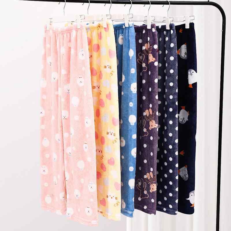 ・カテゴリ: パジャマパンツ・スタイル: スウィートキュート・主な素材: ポリエステル100%・厚さ: 厚手・ネックライン: ノーカラー・袖丈: ノースリーブ・パンツ丈: 九分丈・対象: 若年女性・カラー展開: 複数色、ライトブルー、水玉、小熊、ペンギン、ライトイエロー、黄色ウサギ、青キツネ、ダークブルーアヒル、ピンククリスマスツリー、グレーハート、ピンク子犬、ライトブルー子アヒル、グリーン子犬、ピンクアヒル・サイズ展開: XL