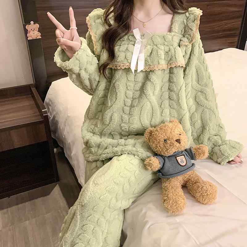 ・カテゴリ: セットアップ・スタイル: エレガント・主な素材: ポリエステル90～95%・厚さ: 厚手 (251-300g/m²程度)・ネックライン: スクエアネック・袖丈: 長袖・パンツ丈: ロング・機能: 通気性、伸縮性、保温性、快適性・対象: 若年層女性・シーン: アウトドア、ルームウェア、ホテル、バスタイム・カラー展開: ピンク、グリーン、アプリコット・サイズ展開: M、L、XL、XXL