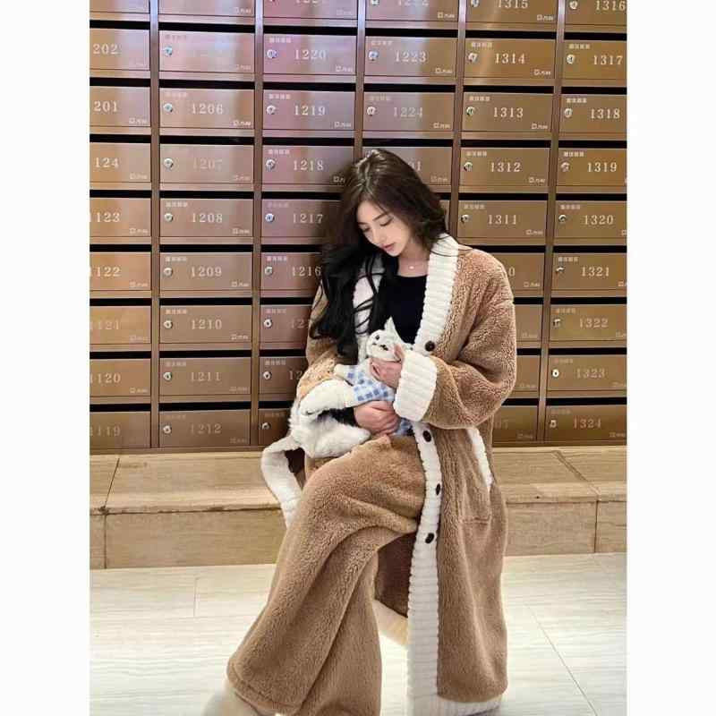 ・カテゴリ: パジャマ・主な素材: フランネル（ポリエステル90-95%）・厚さ: 厚手（約201-250g/平米）・ネックライン: Vネック・袖丈: 長袖・パンツ丈: 長パンツ・機能: リラックス、ルームウェア、保温、快適・対象: 若年女性・着用シーン: 部屋着・カラー展開: ガウン ブラウン、ガウン アプリコット、ミルクティーシャイベアセット・サイズ展開: M、L、XL、XXL・テイスト: 田園風