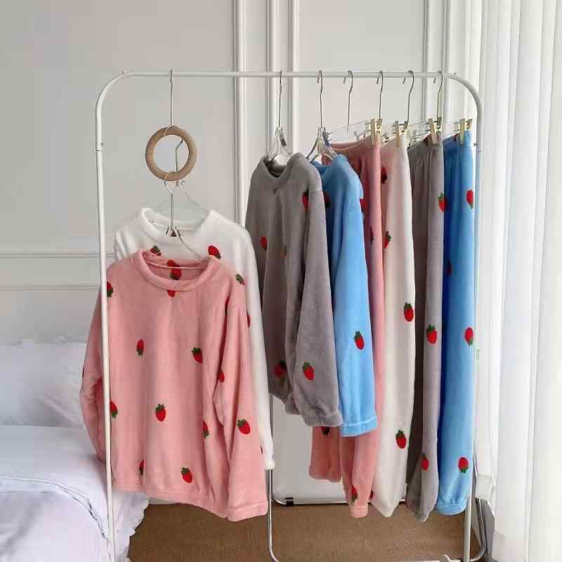 パジャマ レディース いちご柄 あったか 保温 裏起毛 厚手 もこもこ ふわふわ 快適 防寒 サンゴフリー..