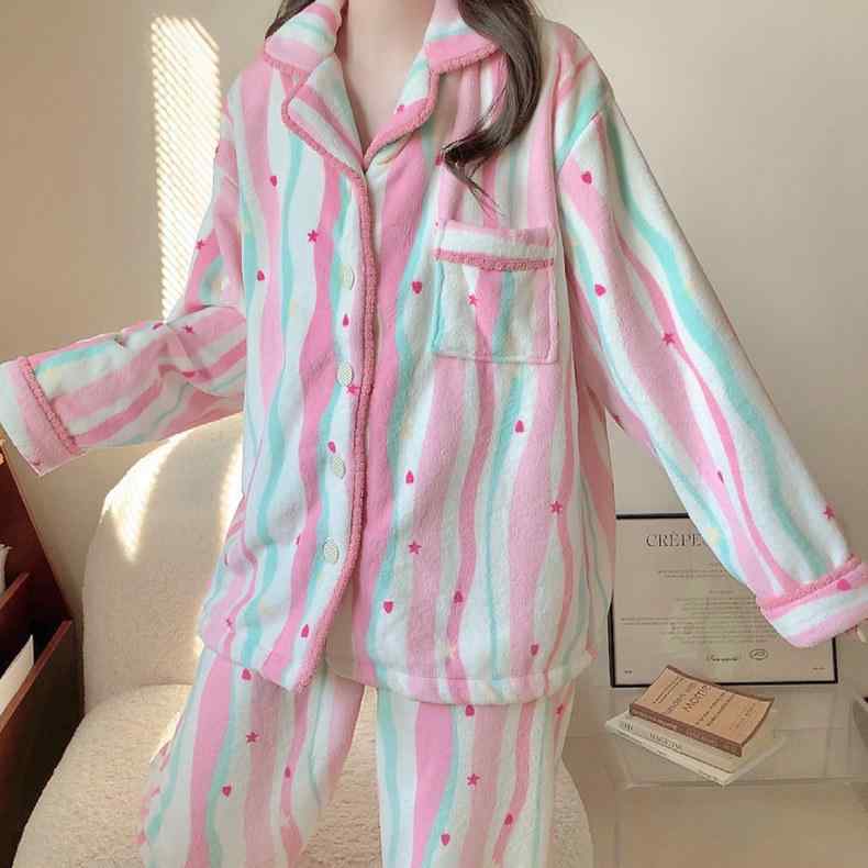 ・カテゴリ: セットアップ・主な素材: サンゴフリース・主素材混率: ポリエステル30%～50%未満・生地厚み: 約251-300g/m²・ネックライン: 襟付き・袖丈: 長袖・パンツ丈: ロング・機能: リラックス、睡眠、保温、快適・対象: 若年女性・着用シーン: 部屋着・サイズ展開: M（40-50kg推奨）、L（50-60kg推奨）、XL（60-70kg推奨）、2XL（70-80kg推奨）・スタイル: シンプルカジュアル