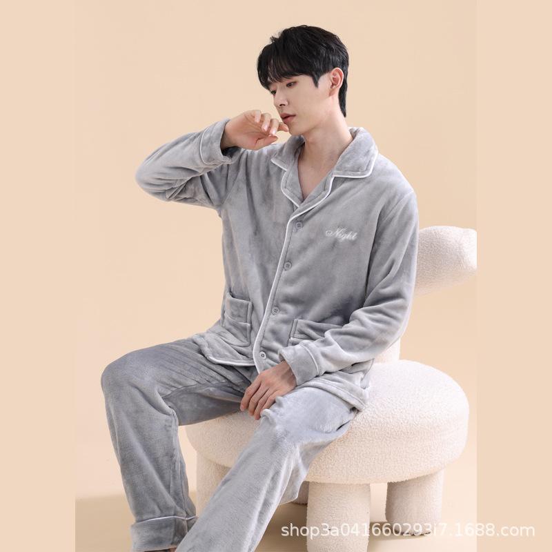 ・カテゴリ: セットアップ ・主な素材: サンゴフリース（ポリエステル100%） ・タイプ: カーディガン ・生地厚: 厚手 ・ネックライン: 襟付き ・パンツ丈: ロング丈 ・機能: リラックス、通気性、保温、快適、部屋着、睡眠 ・シーン: アウトドア、部屋着 ・カラー展開: グレー、ダークグレー、ネイビー、ライトブルー ・サイズ展開: L、XL、XXL、XXXL ・スタイル: シンプルカジュアル