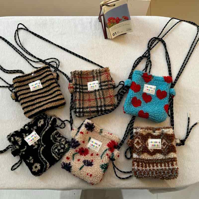 ショルダーバッグ レディース かわいい パステルカラー ボーダー ドット テディベア ふわふわ ミニ 斜めがけ バッグ 街歩き 収納 ブラウン イエロー ピンク ホワイト 裏地付き