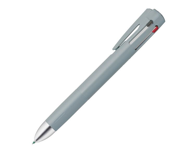 ●ストレスフリーな書き心地のblenに、4色ボールペン＋シャープの4＋Sが新登場。4色ボールペン＋シャープでもコンパクト。 ●クリップ部をノックするとシャープが出ます ●”筆記振動”を制御するブレンシステム搭載。 ●耐水性、耐光性に優れており、公式文書にも使用できます。 入数：1本 本体サイズ：幅144．4×奥行13．3×高さ18．5mm 重量：21．3g 材質：樹脂 セット付属品：消しゴム付 軸色：ブルーグレー インク色：黒・赤・青・緑 ボール径：0.7mm シャープ芯径：0.5mm 長：144.4mm 軸径：13.3mm 替芯：SNC-0.7芯 材質：樹脂o02134