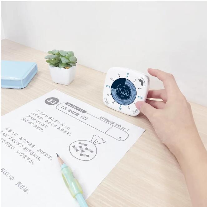 特徴 ・経過時間がひと目で分かるダイヤル式タイマー ・USB充電式、簡単ダイヤル操作 ・視認性の良い液晶表示(数字とメモリのWカウント) ・60分計タイマー(カウントアップ・カウントダウン) ・4種類の通知設定あり(通知音大・小、消音、バイブレーション) ・USB(Type-C)ケーブル・取扱説明書・保証書付 仕様 本体サイズ：H80×W80×D27mm、82g(USBケーブルは除く) 包装サイズ：(透明ケース)H180×W110×D30mm、150g 材質：ABS、ガラス、シリコーンゴムo949421 　　　　　　