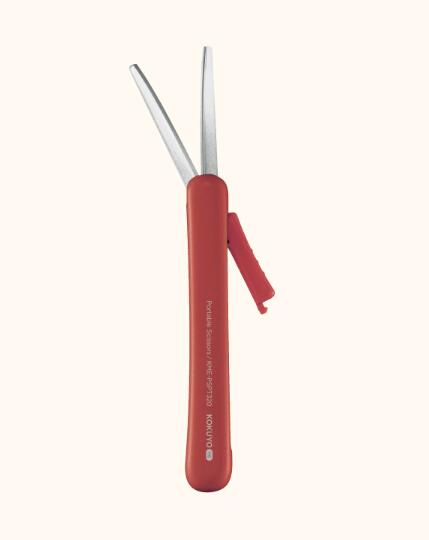 【ゆうパケット対応可】＜KOKUYO　ME＞携帯ハサミME・チタン・グルーレス刃・タータンレッド【コクヨ】KME-PSPT320DR