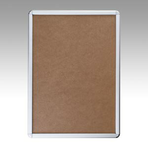 ●規格：A1判●収容寸法：縦841×横594mm●重量：3．4kg●フレーム幅：32mm●厚：21mm●収納可能厚：0．3mm●材質：フレーム＝アルミ押出し型材，コーナー＝ABS樹脂成型，表面シート＝透明アクリル（1．5mm），背板＝ハードボード（再生繊維板）o69818