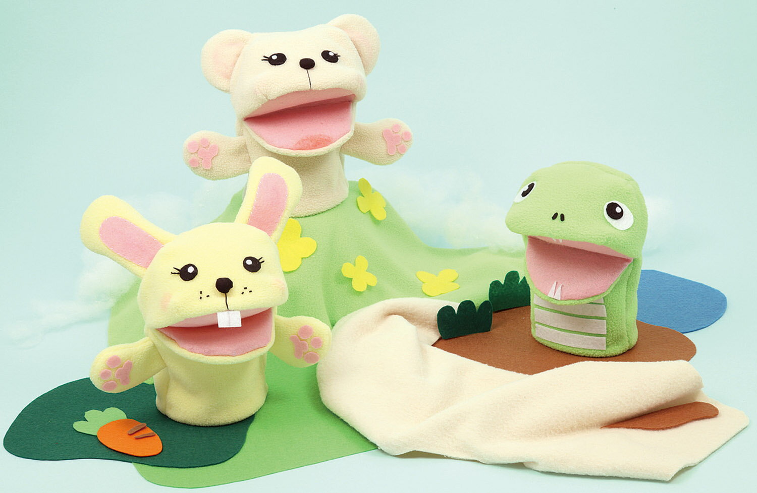 3種の動物（しろくま、うさぎ、へび）が製作できる共通の型紙付き。余ったフリースやフェルト、ししゅう糸を使ってアレンジすれば、自分だけのオリジナル作品もできます。幼児と一緒に遊べるおもちゃ、フリースのパペットを作ることができます。高さ約180mm、胴囲約250mmフリース（500×400×4mm）×1、フェルト（200×200×1mm）［ピンク］×1、フェルト（100×100×1mm）［黒・白］×各1布（60×60mm）［黒］×1、ししゅう糸（1m）［5色：白、黄、赤、緑、水］×1、セット綿（約1g）×1、型紙×2フリース：500×400×4mm、フェルト（ピンク）：200×200×1mm、フェルト（白、黒）：100×100mm、布（黒）60×60mm、ししゅう糸：長さ1000mm、綿：約1G、型紙×2100g体は厚手で肌触りのよいフリース、口は動かしやすいフェルトを使用しています。どちらも布端がほつれないので布端を処理する手間が省けます。ポリエステル、綿チャック付ポリ袋入240×340×35mm