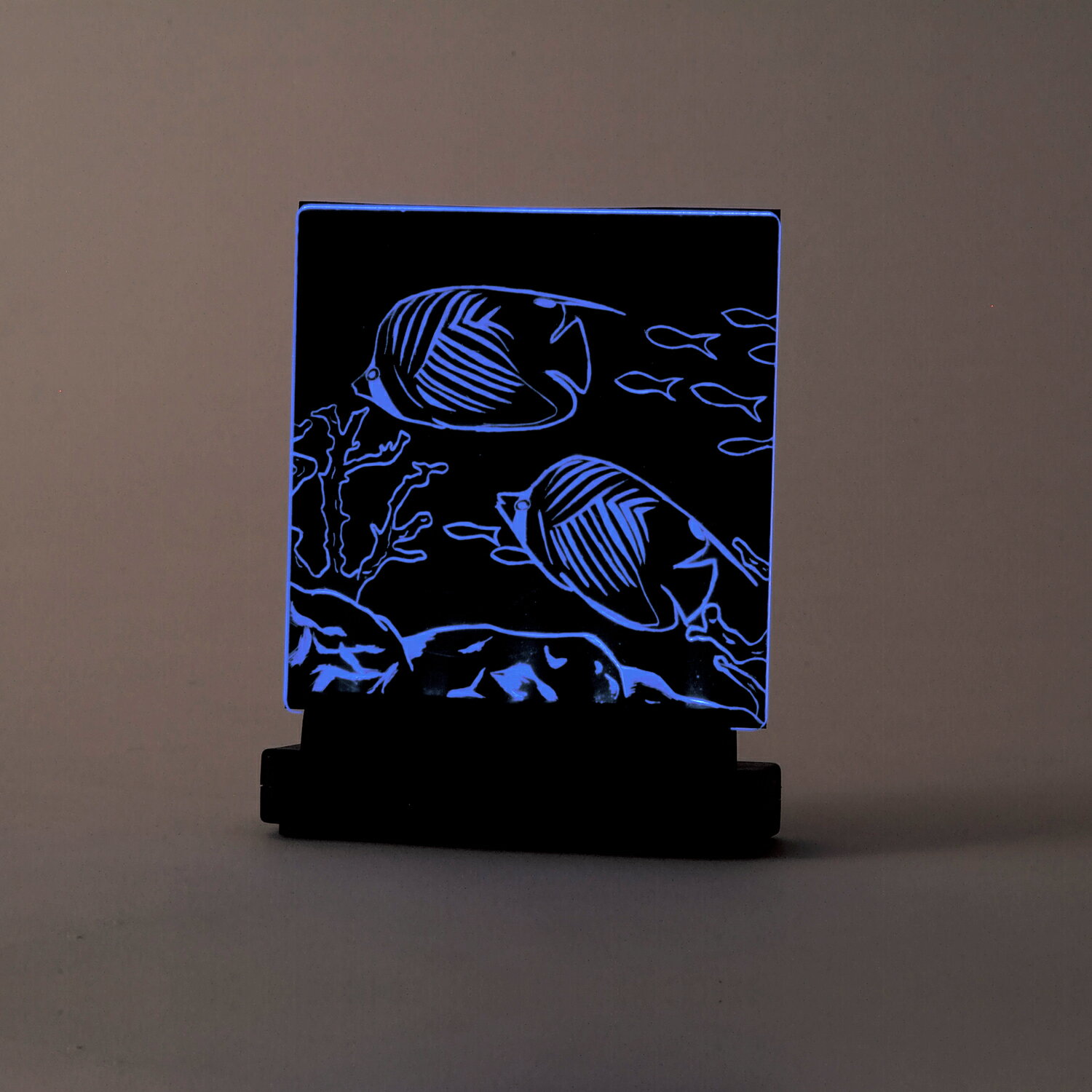 ●加工費：中透明板：125×130×2mm、 黒紙：125×130mm本体×1、透明板×1、黒紙×1LEDライトで文字や絵が幻想的に光ります。ヘッダー付き化粧箱入り