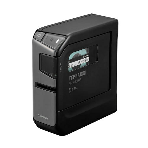 電池駆動も可能なPC・スマホ接続専用機。●外形寸法（幅）[mm]：約54●外形寸法（奥）[mm]：132●外形寸法（高）[mm]：146●質量：約430g(電池・テープ除く）●対応テープ幅[mm]：4〜24●印字密度：180dpi・128dot●電源：ACアダプタ(AC1116J・付属)または、単3形アルカリ乾電池×6本(別売)、単3形充電式ニッケル水素電池×6本(別売)●対応OS：Windows:10/11、macOS:12以降、iOS:15以降、AndroidOS:10以降●インターフェース：USB接続、Bluetooth接続●保証期間：1年間●PCリンク対応：テプラクリエイター、TEPRA LINK 2●オートカッター機能：有●オートトリマー機能：無●最大テープ幅[mm]：24●最大印字幅：18.1●連続印刷機能：○●印刷方式：熱転写PRO印刷方式●PCラベルソフト：「テプラクリエイター」「TEPRA LINK 2」対応OS:Windows●色：ブラック●ハーフカット機能付オートカッター：無●付属品：ACアダプタ(AC1116J)、USBケーブル(USB Type-AtoC)、基本操作マニュアル(保証書付)●製造国：フィリピン●電波法適合商品：技適マークJ227343