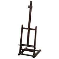 ボード受け、押さえの高調節可能なイーゼル。・イーゼル・茶塗装タイプ・規格：天然木・外形寸法：幅410×奥450×高1140（〜1480）mm・適応ボード寸法：幅400〜900×高400〜900mm×厚〜30mm