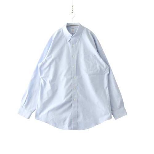 ブランド：Brooks Brothers(ブルックスクラザーズ) 商品番号：ITQJ014ANDAW カラー：青 白 サイズ：16 1/2(XL) 状態ランク：中古B 状態詳細：首周り、袖周り軽微な汚れあり 素材：綿100％ 着用シーズン：オールシーズン 生産国：中国 参考定価：15000円 備考：REGENT FIT（リージェントフィット）：スリムフィット ボタンダウン 首周り約43cm ※トルソーサイズはMになります レディースは9号を使用 サイズ詳細　※平置き計測 肩幅 (cm)：49.5 袖丈 (cm)：63 裄丈(cm)：87 着丈 (cm)：83 身幅 (cm)：61 状態ランクについて 新品 　 ：新品または新品同様 中古A　：使用感が少ない商品 中古B　：使用感がある商品 中古C　：使用感があり、目立った汚れ等がある商品 中古D　：かなり使用感があり、破れやシミなどのダメージがある商品