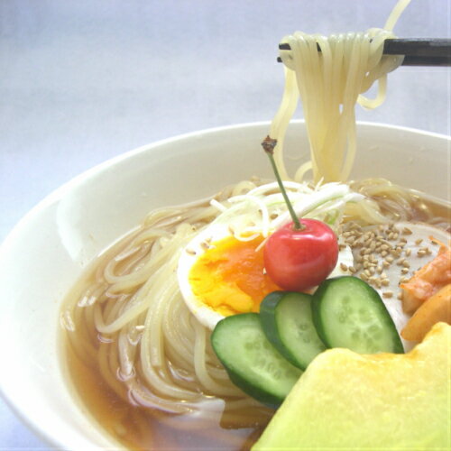 商品説明名称なま冷麺原材料名 【麺】でん粉、小麦粉、重曹、卵白、食塩、還元水飴、植物油(米油）、打ち粉（加工でん粉）、酒精、かん水、クチナシ色素、乳化剤（大豆由来） 【スープ】砂糖混合異性化液糖、醤油、食塩、醸造酢、肉エキス、香辛料、調味料（アミノ酸等）、増粘剤（グァー）、酸味料メル色素、香料（原材料の一部に小麦、大豆、豚肉を含む） 内容量（麺150g×2、スープ35ml×2）×10 賞味期限別途商品パッケージに記載保存方法要冷蔵（10℃以下で保存）製造者岩手県宮古市舘合町5-2 (有)小笠原製麺所TEL　0193-62-2428FAX　0193-64-0401