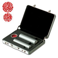 送料無料 カラー印鑑 販売 印鑑 A 2 アルミネ実印 15mm 銀行印 12mm アルミ実印 15mm 銀行印 12mm ジュラルミン アタッシュケース付 はんこ 印鑑はんこ製造直売店 小川祥雲堂まったく新しいタイプのアルミはんこ 印鑑 実印 銀行印がセットになりました 送料無料 カラー印鑑 販売 印鑑 A 2 アルミネ実印 15mm 銀行印 12mm アルミ実印 15mm 銀行印 12mm ジュラルミン アタッシュケース付 はんこ 印鑑はんこ製造直売店 小川祥雲堂まったく新しいタイプのアルミはんこ 印鑑 実印 銀行印がセットになりました