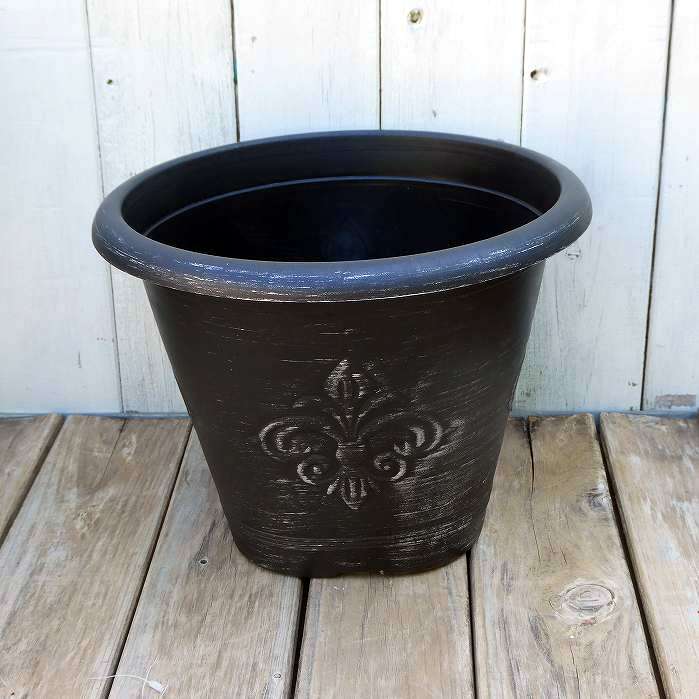 鉢 プラダリポット ブラックシルバー 黒 10号 外寸直径25.5cm 丸型 プラスチック No.3768 村田屋産業 250919 . 一見陶器の様な見た目ですがプラスチックの鉢です。アンティークな雰囲気があります。薄手なので軽く移動が楽です。 サイズは直径25.5cm、高さは19cmです。他のカラー、デザイン違いを別販売しております。 2