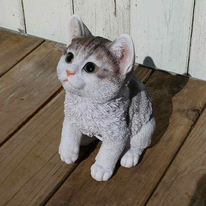Rakuten - 本物そっくりリアルでかわいい　サバトラ白子猫（小）　〔 ガーデニング 猫 置物 2匹 子猫 北欧 おしゃれ ガーデン雑貨 動物 ガーデニング雑貨 かわいい 可愛い リアル ナチュラル 庭 玄関 屋外 オブジェ イギリス アニマル WOOBIA ウービア 〕H19167-22