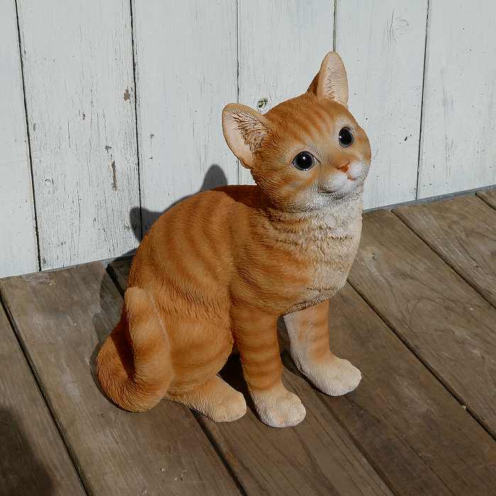 Rakuten - 本物そっくりリアルでかわいい　右向き座り茶トラ猫　〔 ガーデニング 猫 置物 2匹 子猫 北欧 おしゃれ ガーデン雑貨 動物 ガーデニング雑貨 かわいい 可愛い リアル ナチュラル 庭 玄関 屋外 オブジェ イギリス アニマル WOOBIA ウービア 〕H16855-1
