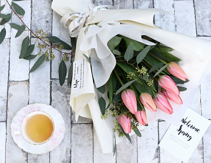 チューリップ8本と季節の小花のブーケ お返し 送別会 歓迎会 退職祝い 歓送迎会 送別 誕生日 結婚 ウエディング 祝い 記念日 祝い 季節限定 チューリップ の 花束 ラッピング付き 送料無料